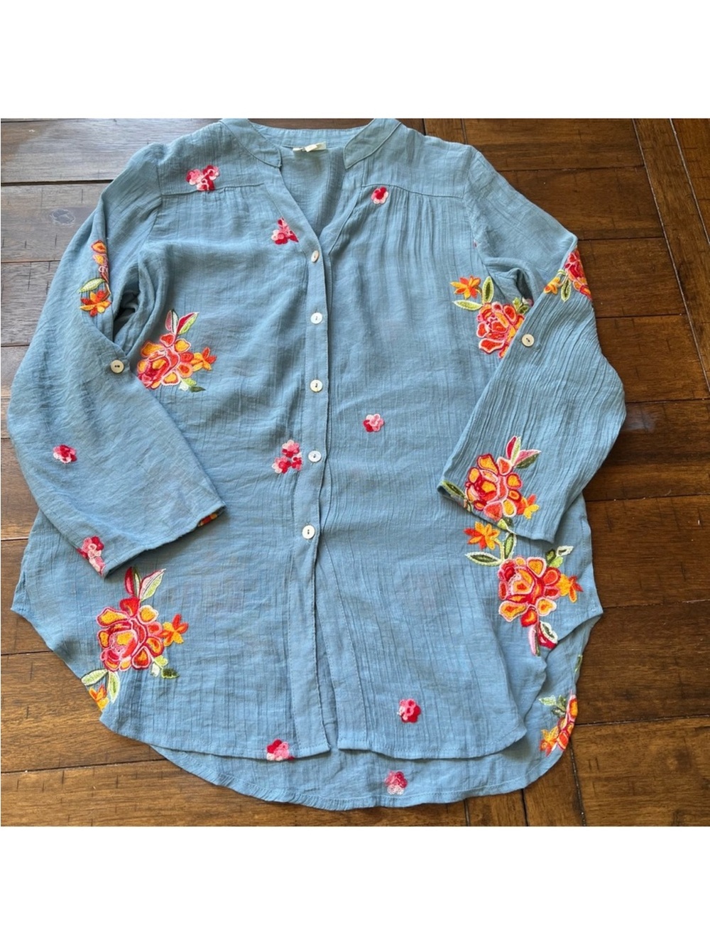 Fig & Flower blue floral embroidered button up blouse size S